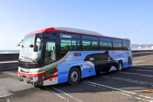 鴨川シーワールド　高速バス アクシー号にラッピング車両『旅するシャチ』が登場